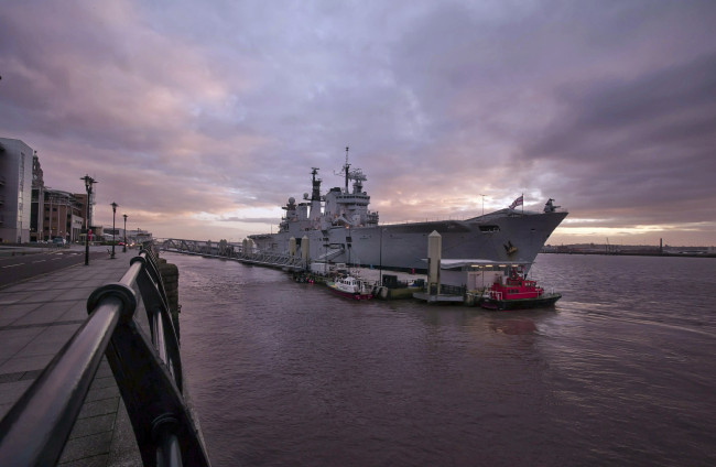 Обои картинки фото hms illustrious, корабли, авианосцы,  вертолётоносцы, великобритания, королевские, вмс, авианосец