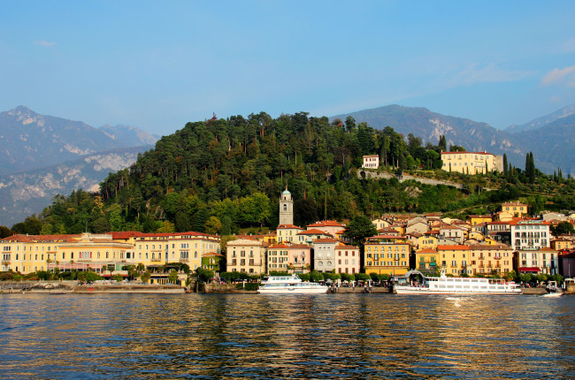 Обои картинки фото италия ломбардия белладжо, города, амальфийское и лигурийское побережье , италия, море, белладжо, ломбардия, дома, катер