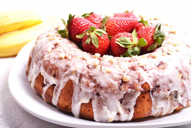 Обои картинки фото еда, пирожные,  кексы,  печенье, глазурь, клубника