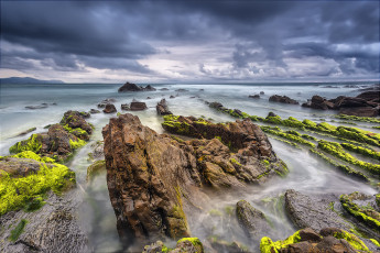 Картинка природа побережье небо скалы камни облака море лето баррика испания