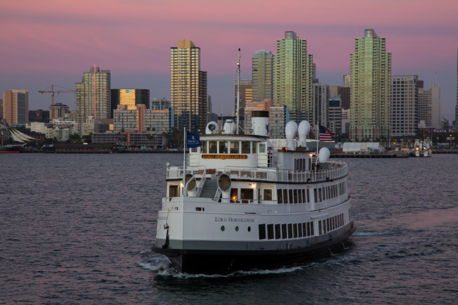 Обои картинки фото hornblower at san diego bay, корабли, теплоходы, город, акватория, судно