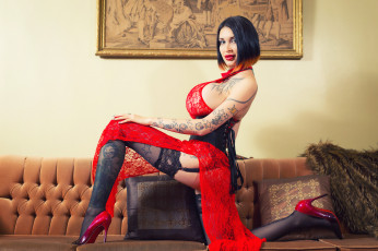 Картинка девушки ariane+saint-amour брюнетка ariane saint-amour девушка грудь силикон взгляд поза тату чулки каблуки платье диван