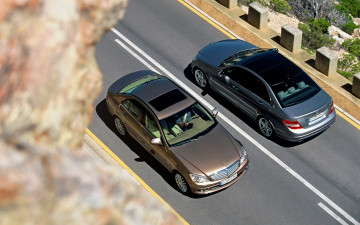 Картинка автомобили mercedes-benz трасса шоссе дорога скала пара мерседесы серебристые