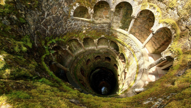 Обои картинки фото синтра,  лиссабон,  португалия, города, лиссабон , португалия, крепость, мох, яма, колодец, галерея