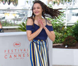 Картинка девушки sasha+lane улыбка дреды актриса тату платье