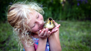 Картинка разное настроения утенок девочка