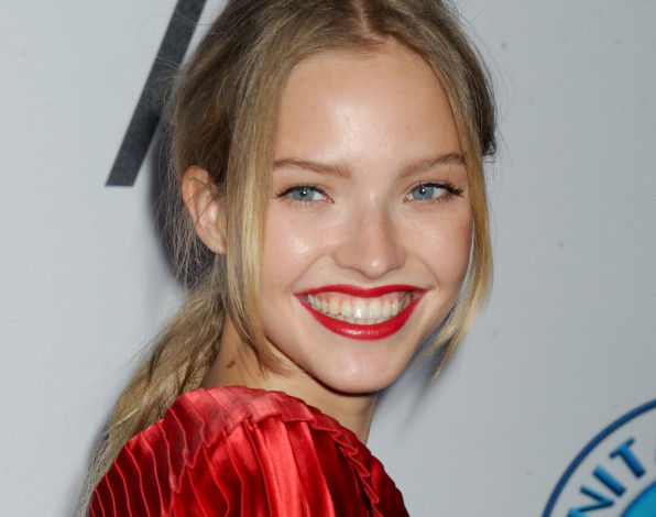 Обои картинки фото девушки, саша лусс, улыбка, лицо, блондинка