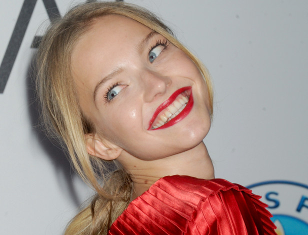 Обои картинки фото девушки, саша лусс, улыбка, лицо, блондинка