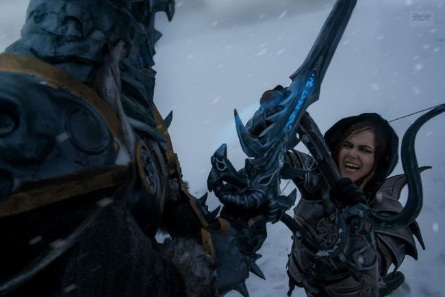 Обои картинки фото разное, cosplay , косплей, алина, ханыкова, противник, меч, бой, арбалет, снег, капюшон, броня, девушка