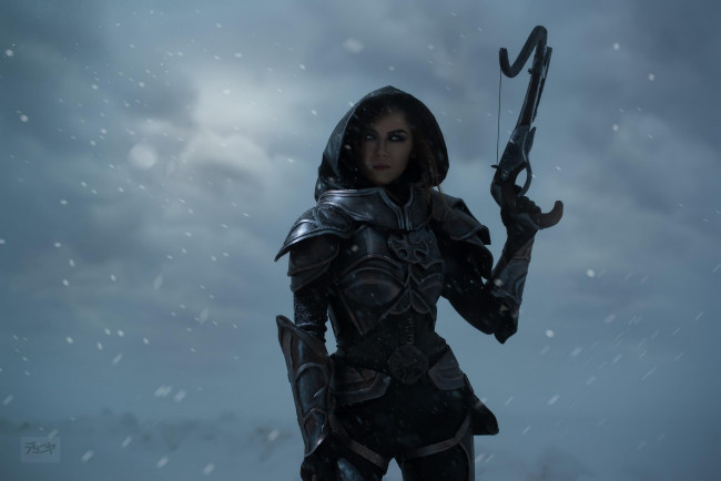 Обои картинки фото разное, cosplay , косплей, девушка, капюшон, броня, снег, арбалет, алина, ханыкова