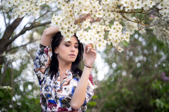Картинка девушки -+брюнетки +шатенки весна цветущий сад