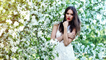 Картинка девушки -+брюнетки +шатенки весна цветущий сад