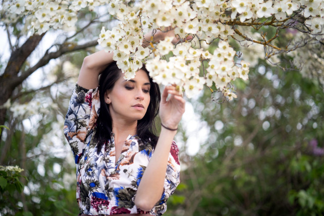 Обои картинки фото девушки, - брюнетки,  шатенки, весна, цветущий, сад