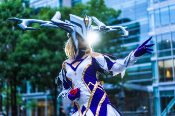 Картинка девушки -+креатив +косплей костюм жест здание