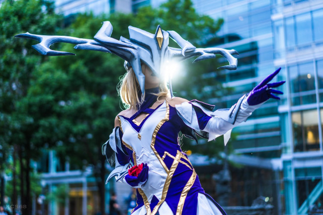 Обои картинки фото девушки, - креатив,  косплей, костюм, жест, здание