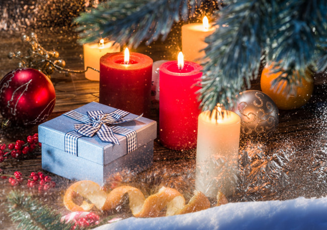 Обои картинки фото подарки, праздничные, новогодние свечи, свечи, шары, подарок