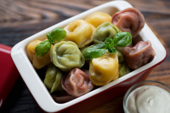 Картинка еда пельмени +манты +вареники базилик сметана разноцветные