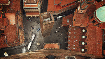 Картинка города болонья+ италия дом улица автомобиль автобусы фургон здание вид сверху люди болонья