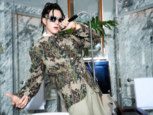 Картинка wang+hedi+ dylan+wang мужчины косички очки пиджак душ ванна