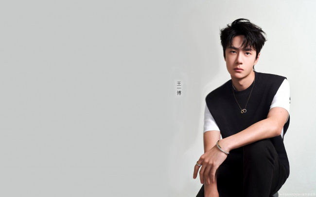 Обои картинки фото мужчины, wang yi bo, актер, футболка, безрукавка, кулон