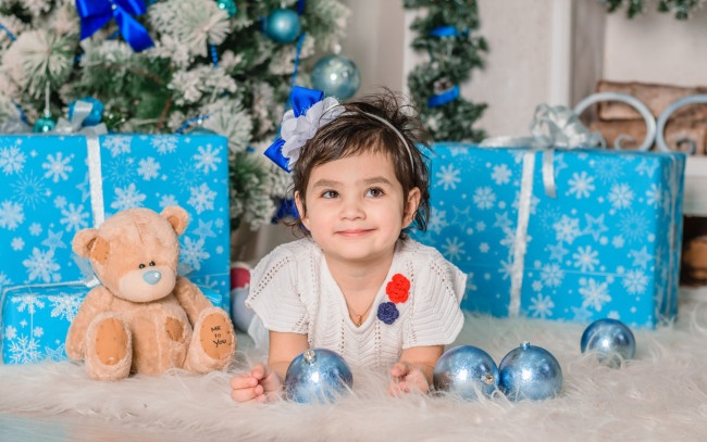 Обои картинки фото разное, дети, девочка, подарки, мишка, ёлка, шарики