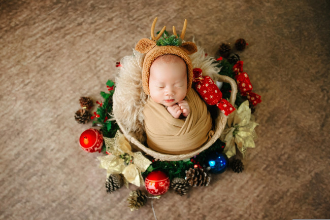 Обои картинки фото разное, дети, младенец, костюм, гнездо, украшения