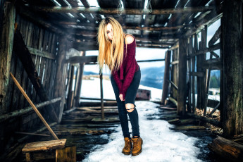 Картинка девушки -+блондинки +светловолосые блондинка свитер джинсы дырки ботинки снег сарай