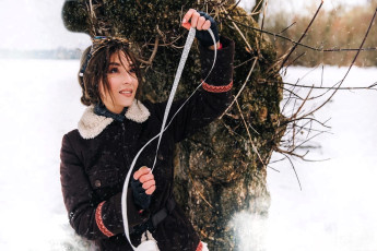 Картинка девушки анна+шаховская образ косплей наряд костюм очки куртка лента дерево снег зима сибирь