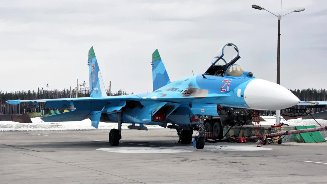 Обои картинки фото су-27, авиация, боевые самолёты, самолет, истребитель, аэродром, снег