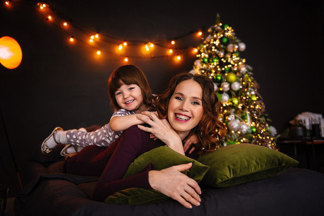 Обои картинки фото разное, люди, женщина, мама, дочь, ребенок, диван, подушки, ёлка, ноый, год