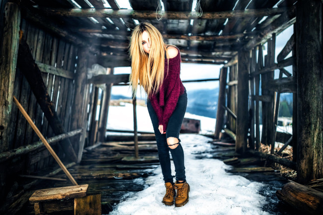 Обои картинки фото девушки, - блондинки,  светловолосые, блондинка, свитер, джинсы, дырки, ботинки, снег, сарай