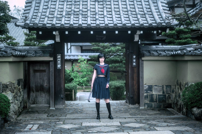 Обои картинки фото девушки, ксана станкевич, образ, косплей, наряд, форма, труба, врата, дом, сад