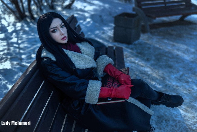 Обои картинки фото девушки, мария давыдова , lady melamori, образ, косплей, наряд, пальто, перчатки, книга, скамейка, снег, зима