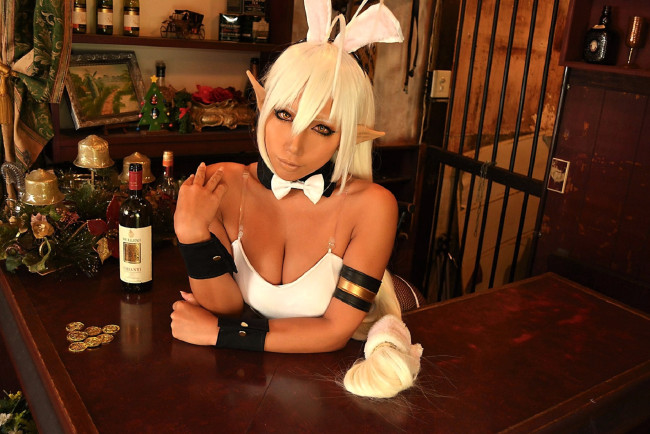 Обои картинки фото девушки, nonsummerjack, образ, косплей, наряд, костюм, ушки, бар, свечи, бутылки, монеты