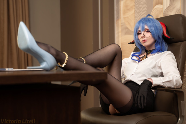 Обои картинки фото victoria lirell, девушки, девушка, женщина, разноцветная, сексуальная, модель, звезда, позирует, разная, обувь, верхняя, стильная, одежда, нижнее, эротическое, бельё, трусы, лифчик, аксессуары, макияж, колготки, чулки, и, множество, элементов, на, фотографии