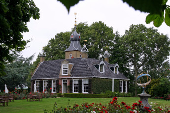 Картинка города здания дома лужайка здание столики цветы