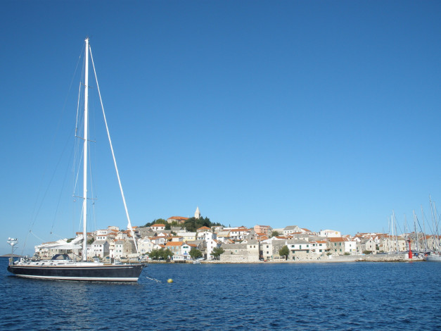 Обои картинки фото корабли, Яхты, город, море, яхта