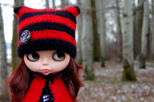 Обои картинки фото разное, игрушки, значок, кукла, шапочка