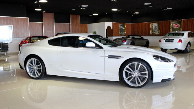 Обои картинки фото aston, martin, автомобили, выставки, уличные, фото, великобритания, dbs, элитные