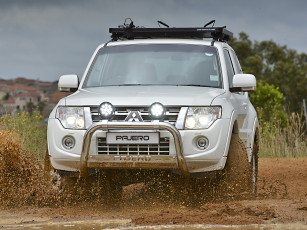 Картинка автомобили mitsubishi swb pajero светлый 2014 legend