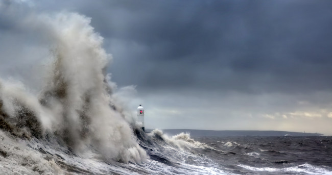 Обои картинки фото природа, стихия, маяк, мол, прибой