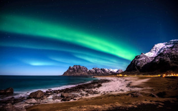 Картинка природа северное+сияние берег скалы сияние море камни