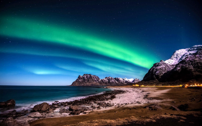 Обои картинки фото природа, северное сияние, берег, скалы, сияние, море, камни