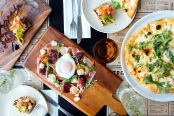 Картинка еда разное яйцо ветчина глазунья лепешка завтрак