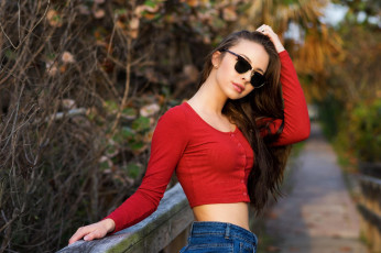 Картинка девушки -unsort+ брюнетки темноволосые топ theresa шатенка перила очки джинсы солнцезащитные+очки открытый+рот джинсовая+ткань руки+в+волосах кристофер+рэнкин тереза+грант красный женщины+в+очках свитер стоя christopher+rankin theresa+grant