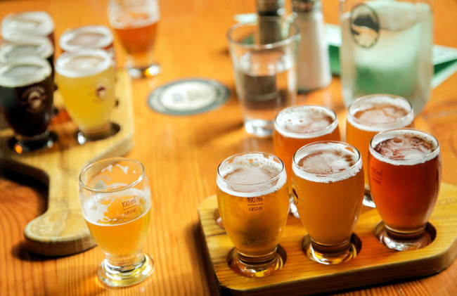 Обои картинки фото еда, напитки,  пиво, бокалы, пиво, пена, ассорти