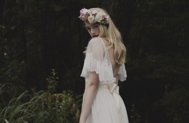 Обои картинки фото девушки, -unsort , блондинки,  светловолосые, платье, венок, блондинка, лес