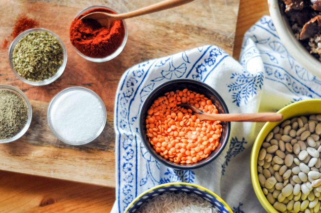 Обои картинки фото еда, крупы,  зерно,  специи,  семечки, рис, горох, специи, карри, фасоль