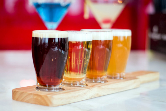 Обои картинки фото еда, напитки,  пиво, ассорти, пена, пиво, бокалы