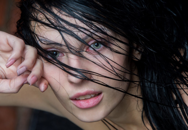 Обои картинки фото девушки, -unsort , лица,  портреты, брюнетка, улыбка, rafaella, лицо, мокрая, рука